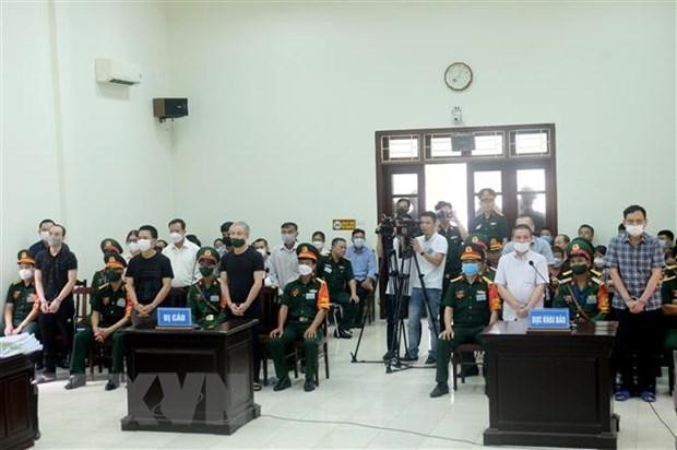 Các bị cáo trình diện trước Hội đồng xét xử. (Ảnh: Kim Anh/TTXVN).