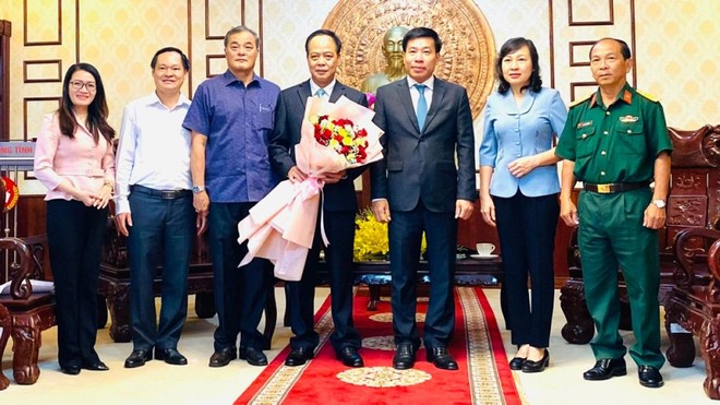 Ông Vũ Tiến Điền nhận hoa chúc mừng.