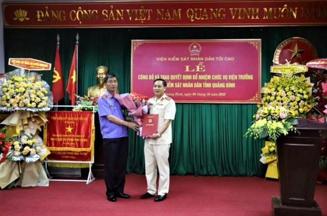 Ông Nguyễn Tiến Hùng (áo trắng) nhận Quyết định bổ nhiệm Viện trưởng Viện Kiểm sát Nhân dân tỉnh Quảng Bình.