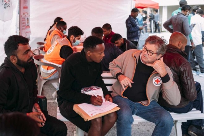 Người nhập cư đăng ký thủ tục tại một trại tị nạn Pháp. Ảnh: Le Monde.