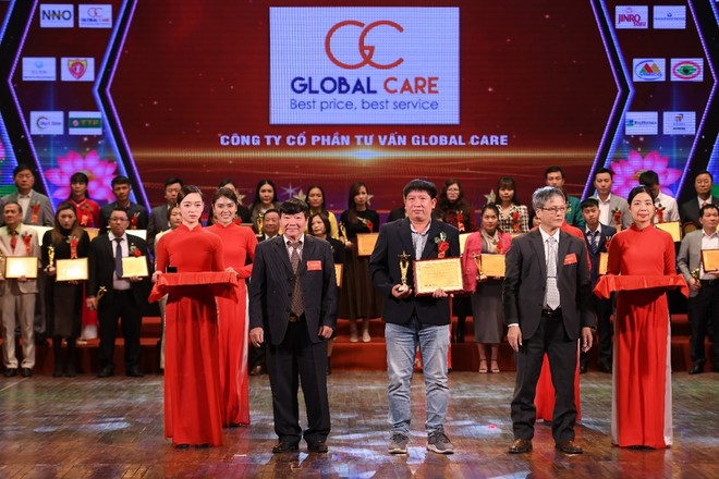 Ông Đinh Quốc Đại - Thành viên HĐQT kiêm Giám đốc Global Care lên nhận giải thưởng “Top 10 Doanh Nghiệp Xuất Sắc Đất Việt Năm 2022”.