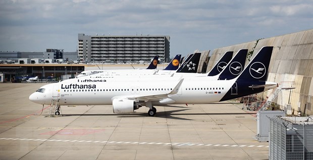 Máy bay của hãng hàng không Lufthansa tại sân bay Frankfurt, Đức. (Ảnh: AFP/TTXVN)