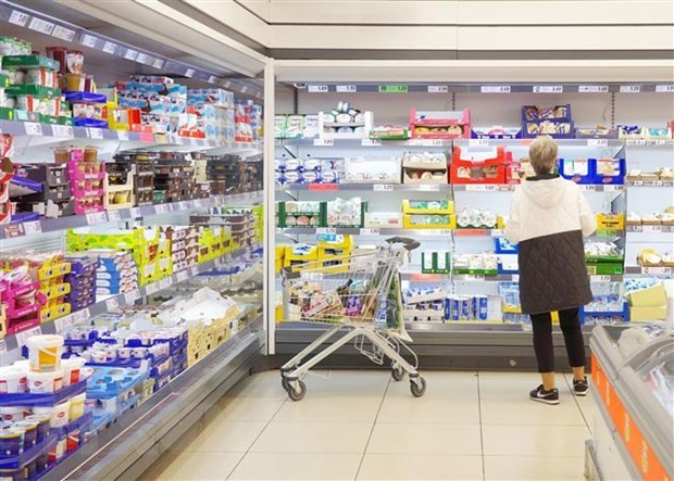 Người dân chọn mua hàng trong siêu thị ở Berlin, Đức. (Ảnh: THX/TTXVN)