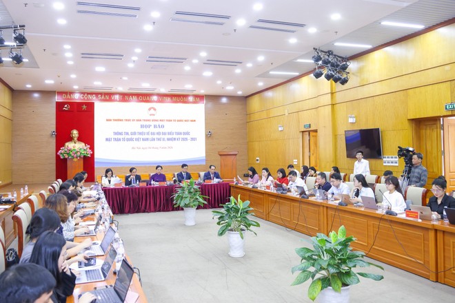 Toàn cảnh họp báo.