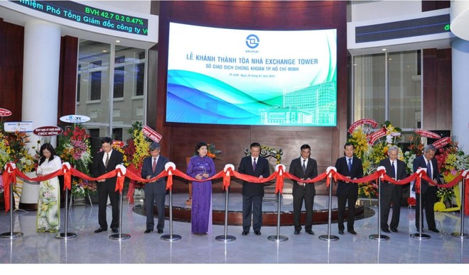 Bộ trưởng Bộ Tài chính và các đại biểu cắt băng khánh thành Tòa nhà Exchange Tower