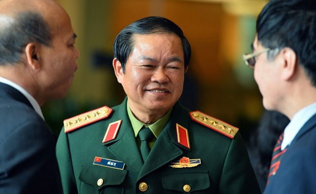 Đại tướng Đỗ Bá Tỵ bên hành lang Quốc hội - Ảnh: Zing

