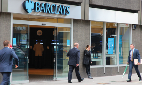 Cổ phiếu Barclays đã mất giá 50% trong một năm qua. Ảnh: FT
