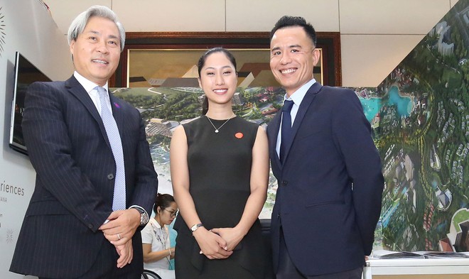 Ông Don Lam (bên trái) cùng các khách mời bên lề Hội nghị Tổng kết 30 năm thu hút FDI