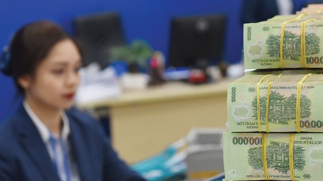 Lãi suất tiết kiệm kỳ hạn dài chạm đỉnh mới