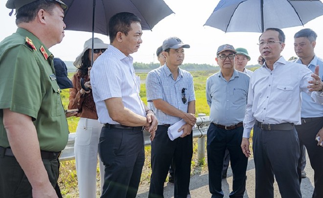 Lãnh đạo tỉnh Thừa Thiên Huế báo cáo thực trạng nút giao cao tốc Cam Lộ - La Sơn qua địa bàn huyện Phong Điền với Đoàn giám sát của Ủy ban Quốc phòng và An ninh. Ảnh: T.T.H
