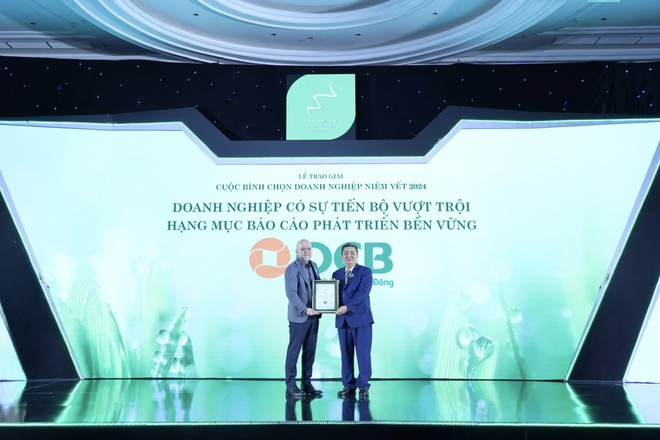 Ông Nguyễn Huy Đức, Giám đốc Tài chính OCB, nhận giải thưởng doanh nghiệp có sự tiến bộ vượt trội hạng mục báo cáo phát triển bền vững