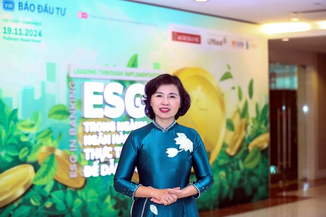 TS. Nguyễn Thị Thu Hà, Giám đốc Trường Đào tạo cán bộ Agribank, Phó trưởng ban Chỉ đạo ESG Agribank trao đổi với báo chí bên lề Hội thảo. Ảnh: Đức Thanh