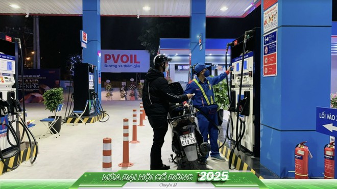 Nhân viên phục vụ khách hàng tại cửa hàng xăng dầu PVOIL