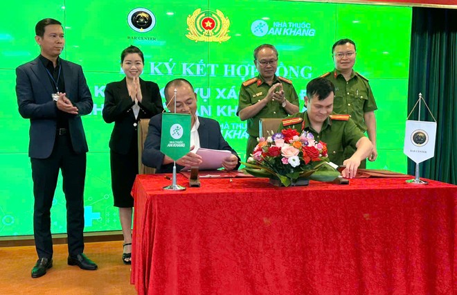 Ông Đoàn Văn Hiểu Em, thành viên HĐQT MWG (trái) và Thiếu tá Phan Đức Hiệp, Phó giám đốc phụ trách RAR ký kết hợp tác với sự chứng kiến của lãnh đạo Cục Cảnh sát Quản lý hành chính về trật tự xã hội, Trung tâm RAR và lãnh đạo MWG