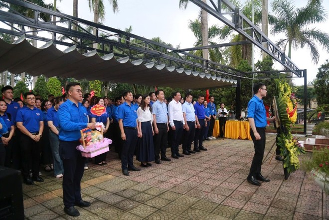 Ông Đỗ Văn Trường, Phó bí thư Đảng uỷ Bộ Tài chính cùng cán bộ, đoàn viên thanh niên dâng hoa tưởng niệm các anh hùng liệt sỹ.
