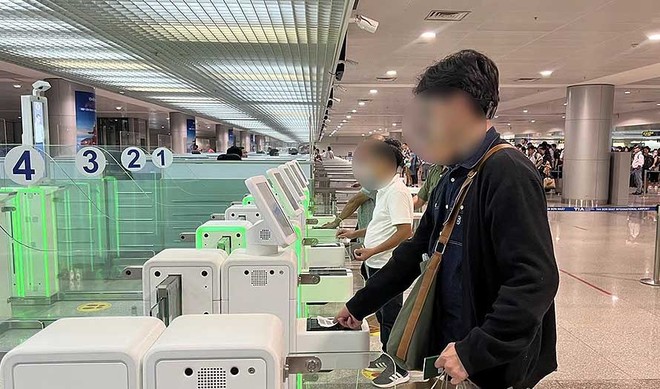 Cần siết quy trình cấp e-visa để hạn chế việc người nước ngoài ở lại Việt Nam trái phép. Trong ảnh: Làm thủ tục nhập cảnh tại sân bay Nội Bài.