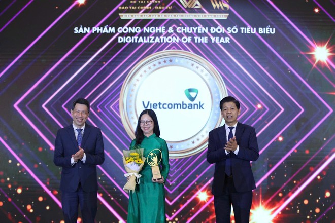 Đại diện Vietcombank nhận vinh danh ở hạng mục “Sản phẩm Công nghệ và Chuyển đổi số tiêu biểu” tại VWAS 2025. Ảnh: Dũng Minh