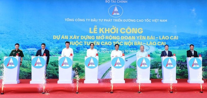 Các đại biểu thực hiện nghi thức khởi công Dự án. 