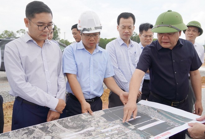 Chủ tịch UBND tỉnh Quảng Trị Trần Phong (áo đen) kiểm tra hiện trường tình hình thực hiện Dự án thành phần 2 - Cầu Nhật Lệ 3 và đường 2 đầu cầu