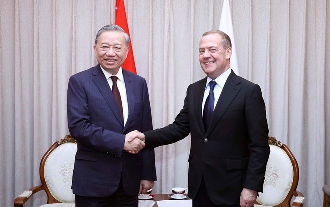 Tổng Bí thư Tô Lâm và đồng chí Dmitry Medvedev. Ảnh: Thống Nhất.