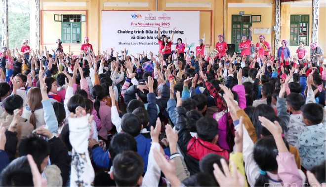 Các tình nguyện viên Prudential chung tay cải tạo cơ sở hạ tầng trường học tại Lào Cai 