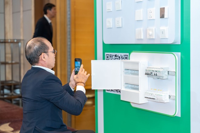 Schneider Electric ra mắt Vivace E - Dòng công tắc, ổ cắm chuẩn mực tiện nghi với đổi mới ở mọi điểm chạm 