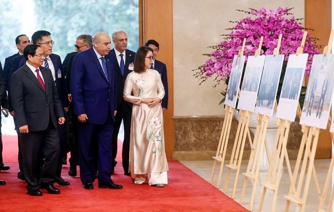 Thủ tướng Chính phủ Phạm Minh Chính mời Chủ tịch Hạ viện Jordan Mazen Turki El Qadi thăm quan các thành tựu hợp tác của hai nước. Ảnh: Đức Thanh.