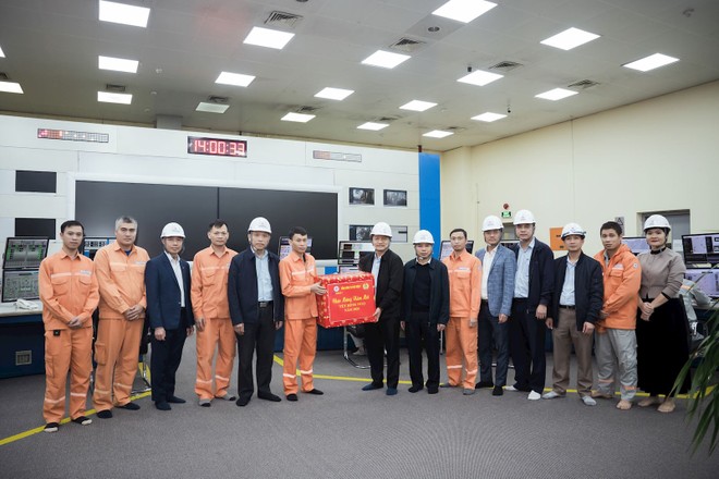 Đoàn công tác chúc tết và tặng quà cho ca trực vận hành tại Phòng Điều khiển trung tâm 