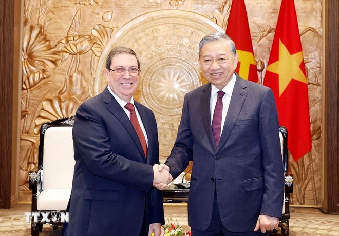Tổng Bí thư Tô Lâm tiếp thân mật đồng chí Bruno Rodríguez Parrilla, Đặc phái viên Đảng Cộng sản Cuba, Nhà nước Cộng hòa Cuba, Ủy viên Bộ Chính trị, Bộ trưởng Ngoại giao Cuba. (Ảnh: TTXVN)