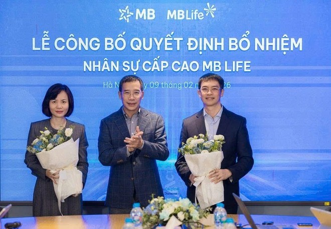 Chủ tịch HĐQT Ngân hàng MB (giữa) trao quyết định bổ nhiệm và chúc mừng 2 lãnh đạo mới của MB Life