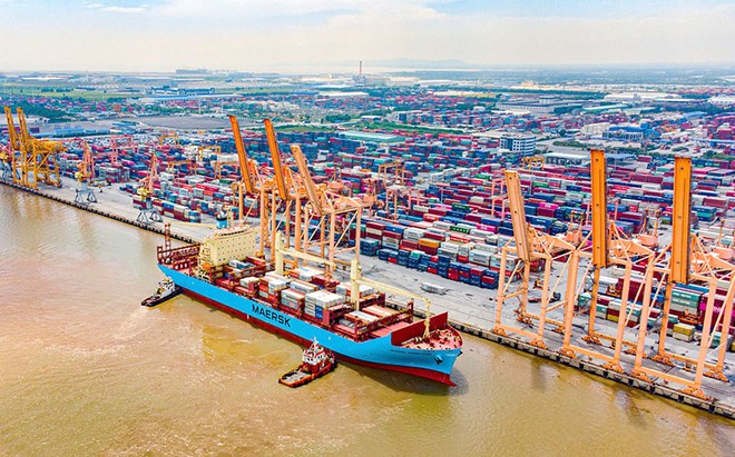 Hoạt động logistics và xuất nhập khẩu tại cảng biển Việt Nam - nơi chịu tác động trực tiếp từ những biến động của trật tự thương mại toàn cầu