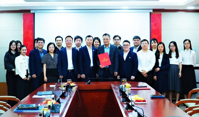 Các đại biểu tham dự Hội nghị chụp ảnh cùng Chi bộ và các đảng viên, công chức Ban Quản lý thị trường giao dịch tài sản mã hoá. Ảnh: UBCKNN