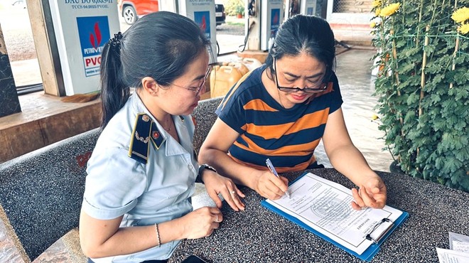 Đội Quản lý thị trường số 9 – Chi cục Quản lý thị trường tỉnh Gia Lai đã tổ chức cho 43/43 cơ sở kinh doanh xăng dầu ký cam kết không găm hàng, tạo khan hiếm nguồn cung; không ngừng bán hàng khi không có lý do chính đáng. Ảnh: Quang Tuấn.