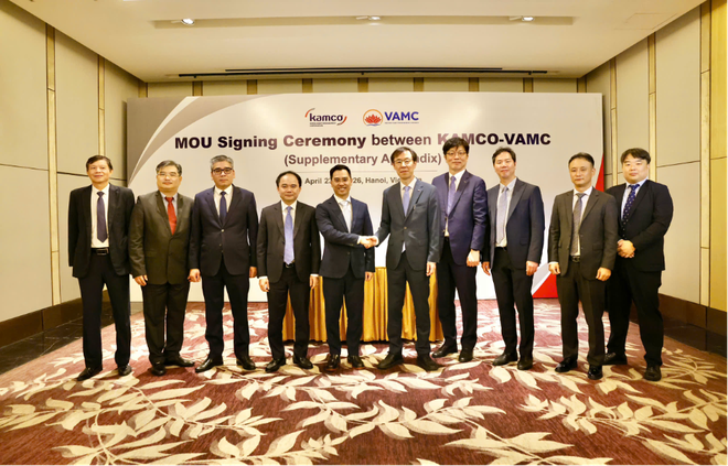 Ông Trần Trung Dũng - Chủ tịch Hội đồng thành viên cùng Ban Lãnh đạo VAMC và Ông Jeong Hoon - Chủ tịch cùng Ban lãnh đạo KAMCO tại buổi ký MOU