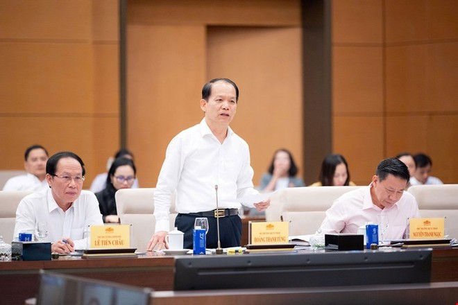 Bộ trưởng Bộ Tư pháp Hoàng Thanh Tùng phát biểu tại phiên họp