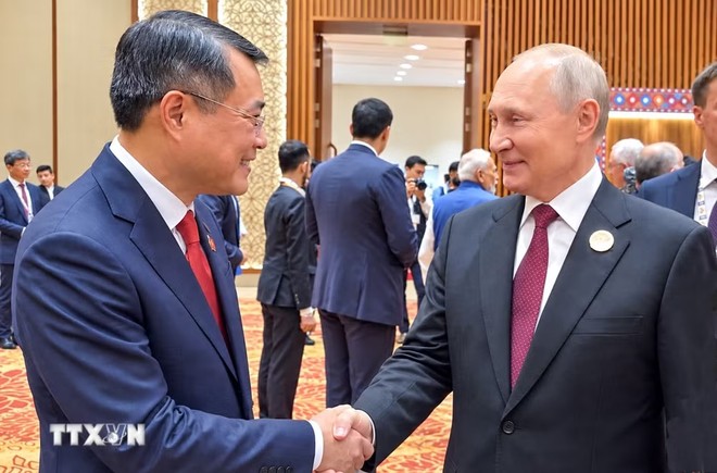 Thủ tướng Lê Minh Hưng gặp ngắn Tổng thống Liên bang Nga Vladimir Putin. (Ảnh: Dương Giang/TTXVN)