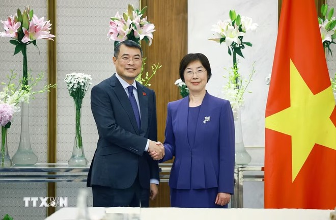 Thủ tướng Lê Minh Hưng tiếp bà Trâu Gia Di, Chủ tịch Ngân hàng Đầu tư Cơ sở hạ tầng Châu Á (AIIB). (Ảnh: Dương Giang/TTXVN)