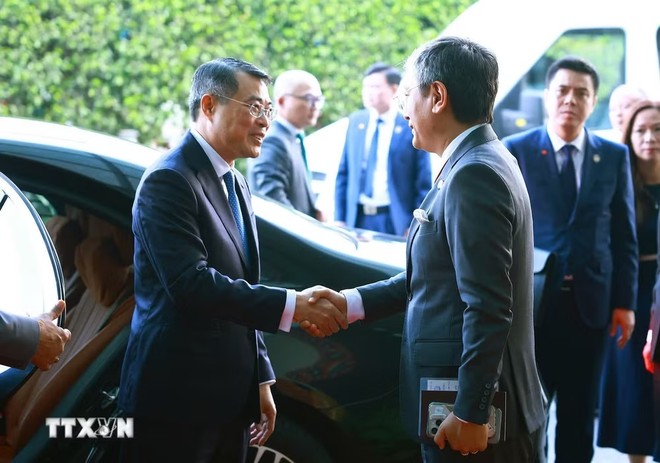 Quan chức cấp cao Ấn Độ tiễn Thủ tướng Lê Minh Hưng kết thúc chuyến tham dự Hội nghị thượng đỉnh BRICS lần thứ 18 và làm việc song phương tại Ấn Độ. Ảnh: Dương Giang/TTXVN.