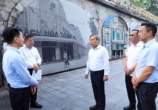 Chủ tịch UBND TP. Hà Nội Vũ Đại Thắng cùng Đoàn công tác kiểm tra thực địa tại khu vực 131 vòm cầu đường sắt phía Nam cầu Long Biên (Phùng Hưng - Gầm Cầu). Ảnh: Lê Hải.