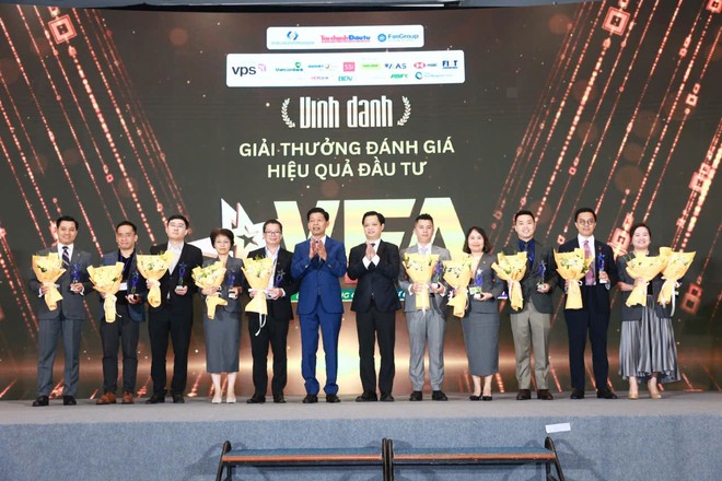 Ban tổ chức vinh danh các quỹ ở hạng mục Hiệu quả đầu tư 5 năm kỳ đánh giá 2021-2025 . Ảnh: Dũng Minh