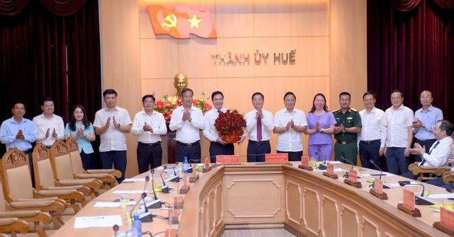 Đại biểu dự Hội nghị tặng hoa chúc mừng ông Trịnh Mạnh Linh