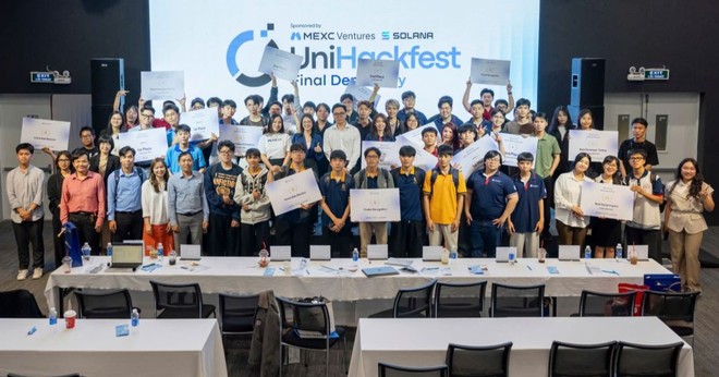 Toàn cảnh 17 đội thi tại vòng chung kết UniHackfest 2026, tranh tài ở 3 track với các giải thưởng danh giá, ghi dấu hành trình sáng tạo và phát triển sản phẩm của sinh viên.