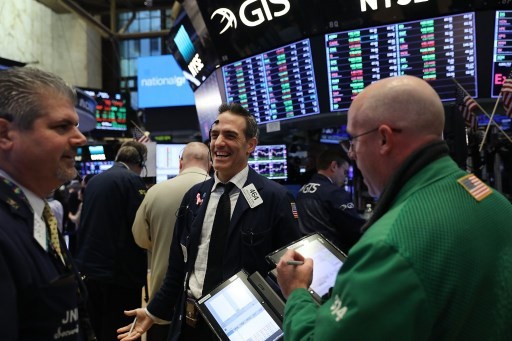 Chứng khoán, giá vàng và dầu thô có năm khởi sắc