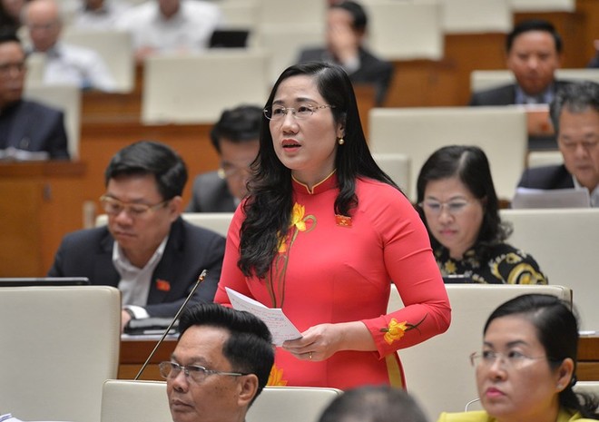 Đại biểu Nguyễn Thị Thủy phát biểu tại hội trường.