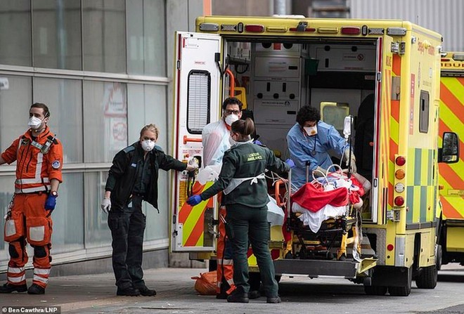 Thế giới đóng cửa biên giới với Anh khi chủng Covid-19 mới gây hoảng loạn