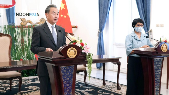 Bộ trưởng Ngoại giao Trung Quốc Vương Nghị nói chuyện với giới truyền thông tại Jakarta (Indonesia) hôm thứ Tư (13/1). Nguồn: AP