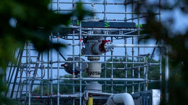 Giá khí đốt nhảy vọt ở cả hai bờ Đại Tây Dương khi các người mua tăng cường tìm kiếm nguồn cung