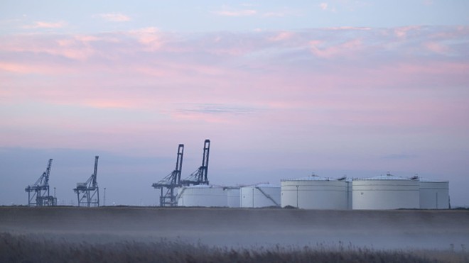 Tình trạng dư thừa nguồn cung có nguy cơ đẩy giá dầu xuống thấp hơn trong năm nay