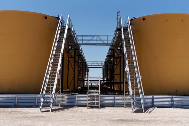 Phố Wall hạ triển vọng giá dầu khi nguồn cung toàn cầu tiếp tục tăng