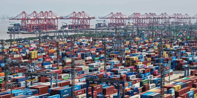 Lượng hàng container vận chuyển từ Trung Quốc sang Mỹ giảm do thuế quan